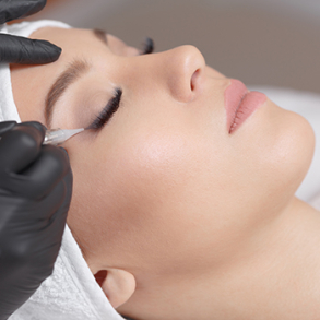 Master class in butterfly eyeliner