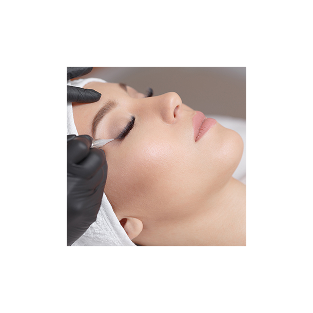 Master class in butterfly eyeliner